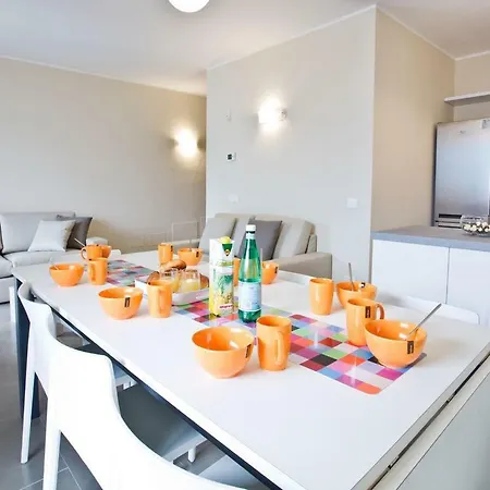 아파트 No 4-sleeps 10 By Italian *