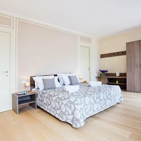 아파트 No 4-sleeps 10 By Italian *