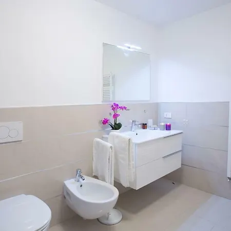 No 4-sleeps 10 By Italian 아파트