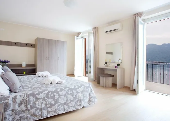 No 4-sleeps 10 By Italian * Sala Comacina