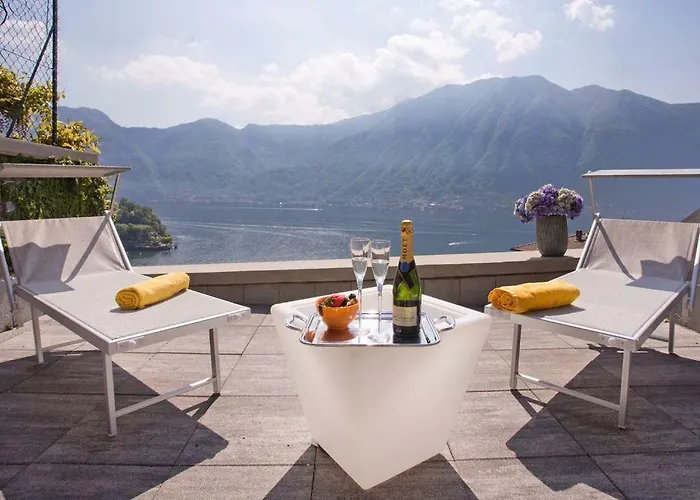 No 4-sleeps 10 By Italian * Sala Comacina