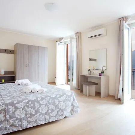 No 4-sleeps 10 By Italian * Sala Comacina