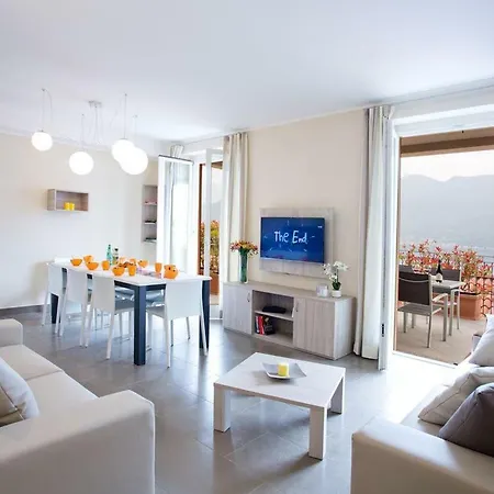 No 4-sleeps 10 By Italian * Sala Comacina