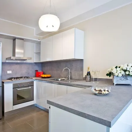 Lejlighed No 4-sleeps 10 By Italian *